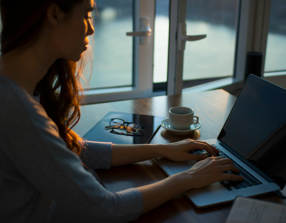 employée saisissant une alerte