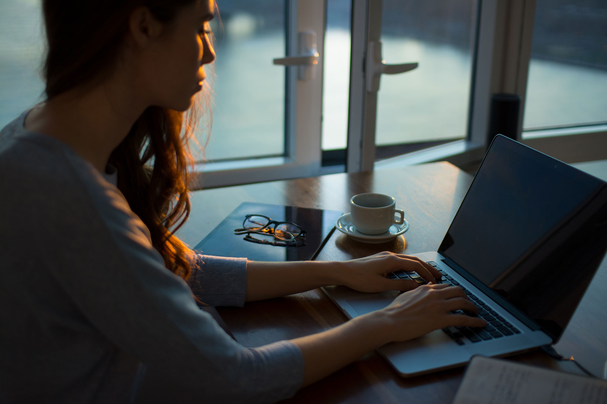 employée saisissant une alerte